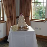 Re: anyone had, having or has anyone just seen a M&S wedding cake?