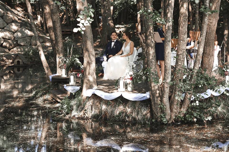 A lakeside dreamy ceremony