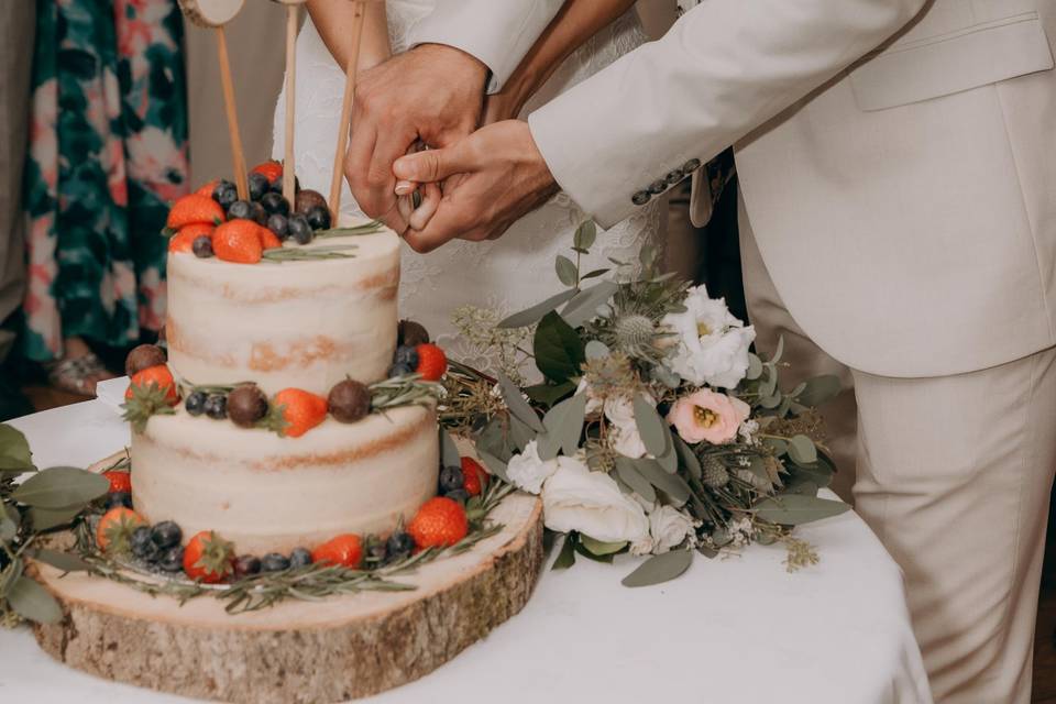 Cutting Cake