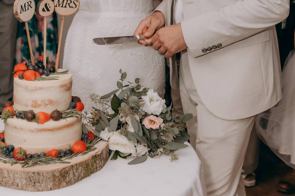 Cutting Cake