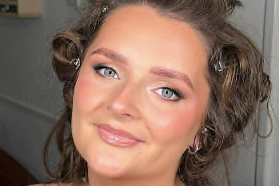 Glowy bridesmaid glam