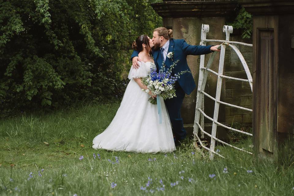 Gate kiss