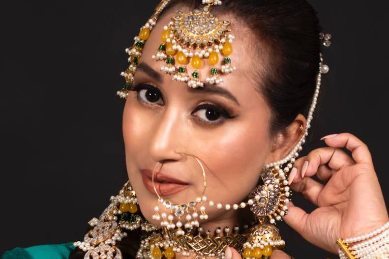 Barking makeup artist