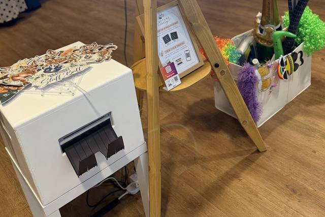 The wooden selfie pod