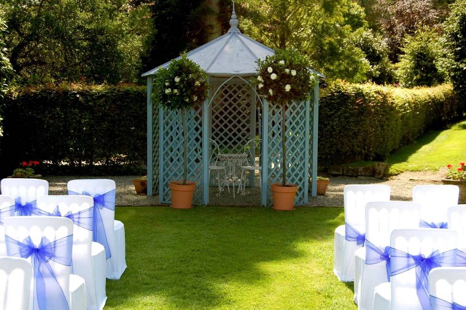 Outdoor weddings in the garden