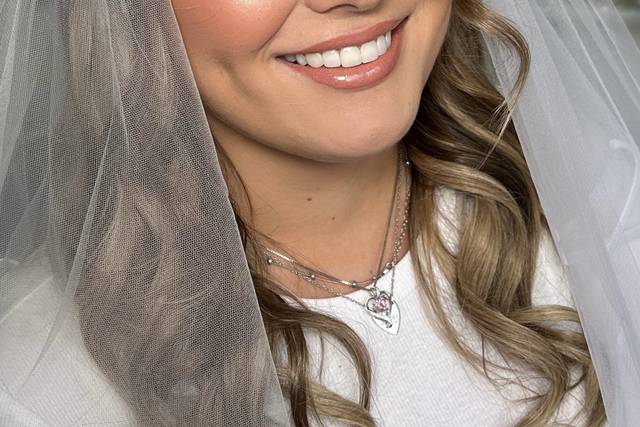 Glowing peachy gold makeup