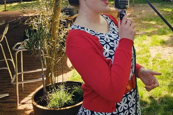 Harriet Jane performing