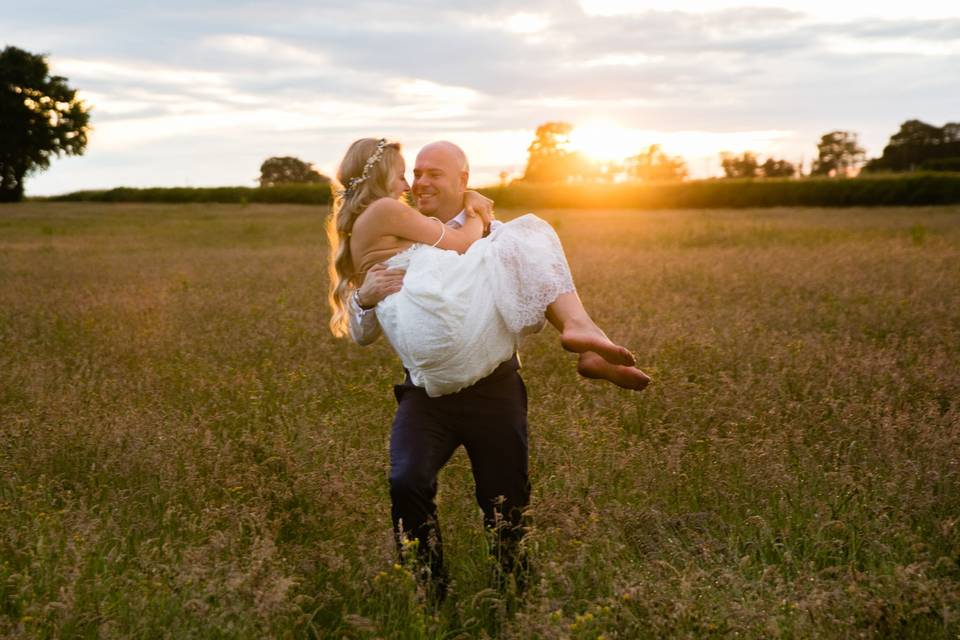 In a field - Laura Ellen Photography