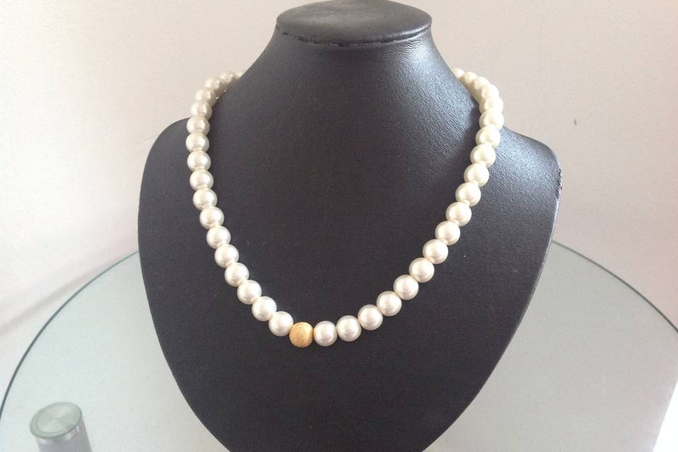 Glass pearl in cream and gold