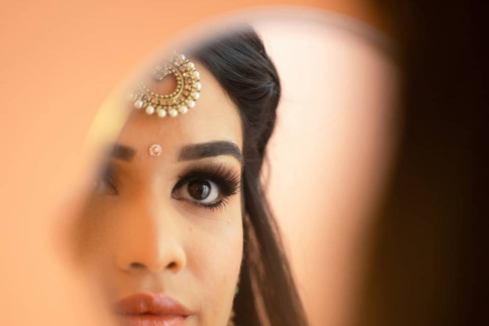 Bride looking in the mirror - Aperture Photography