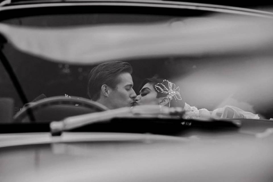 Couple kissing - Aperture Photography