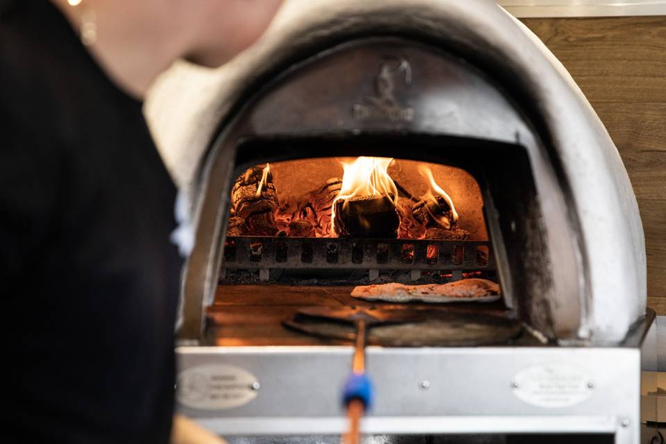 Wood-fired pizza oven