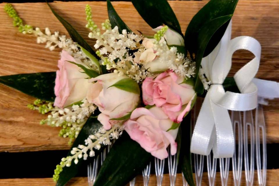 Hair flowers on a comb