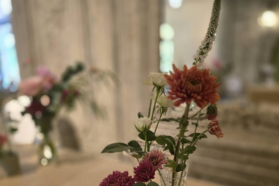 Gest table bud vase arrangemen