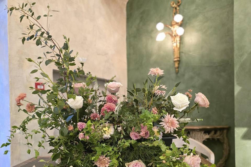 Large table-top flower arrange