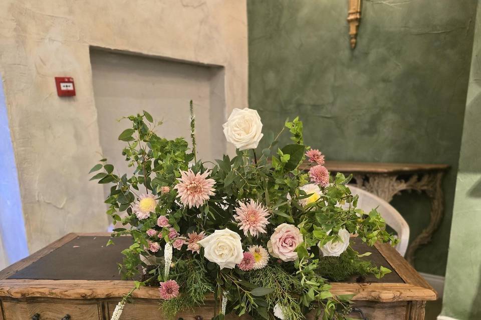 Large table-to arrangement