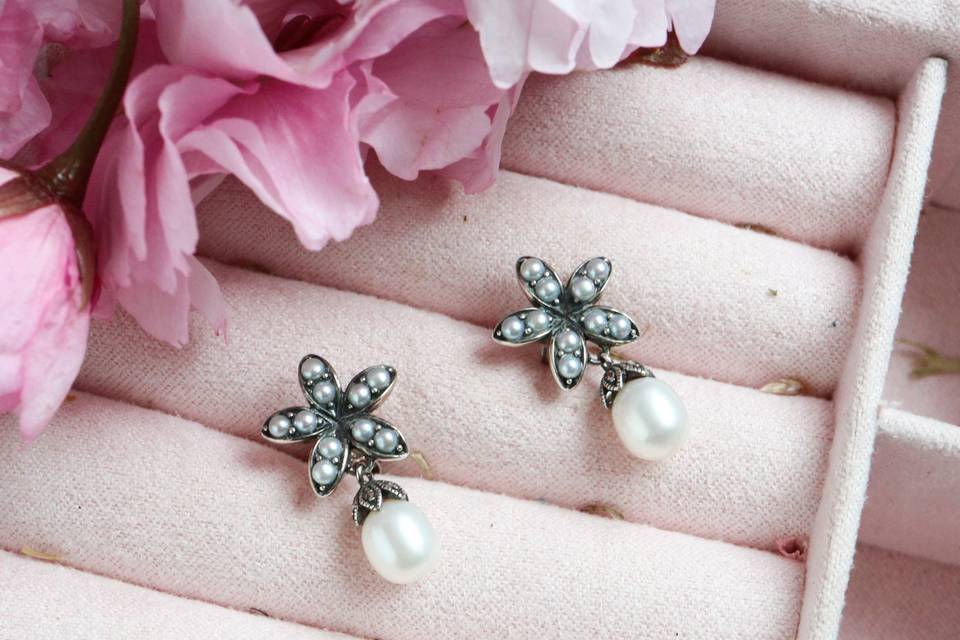 Vintage style pearl earrings