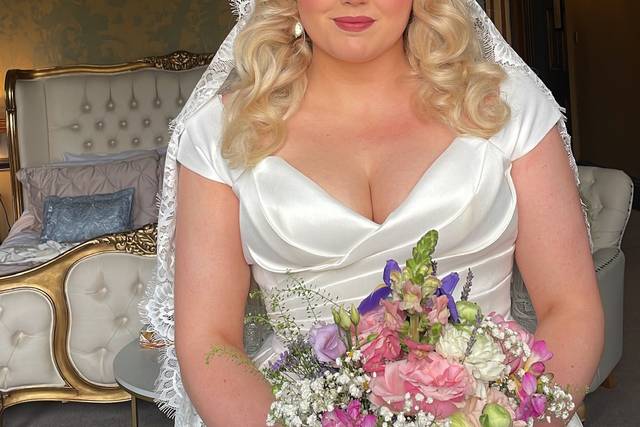 Such a unique bridal look 💗