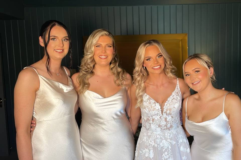 Stunning bridal party 🥂