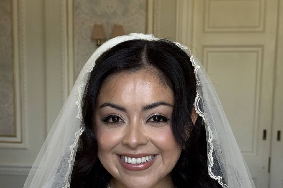 Soft glam with a strong liner