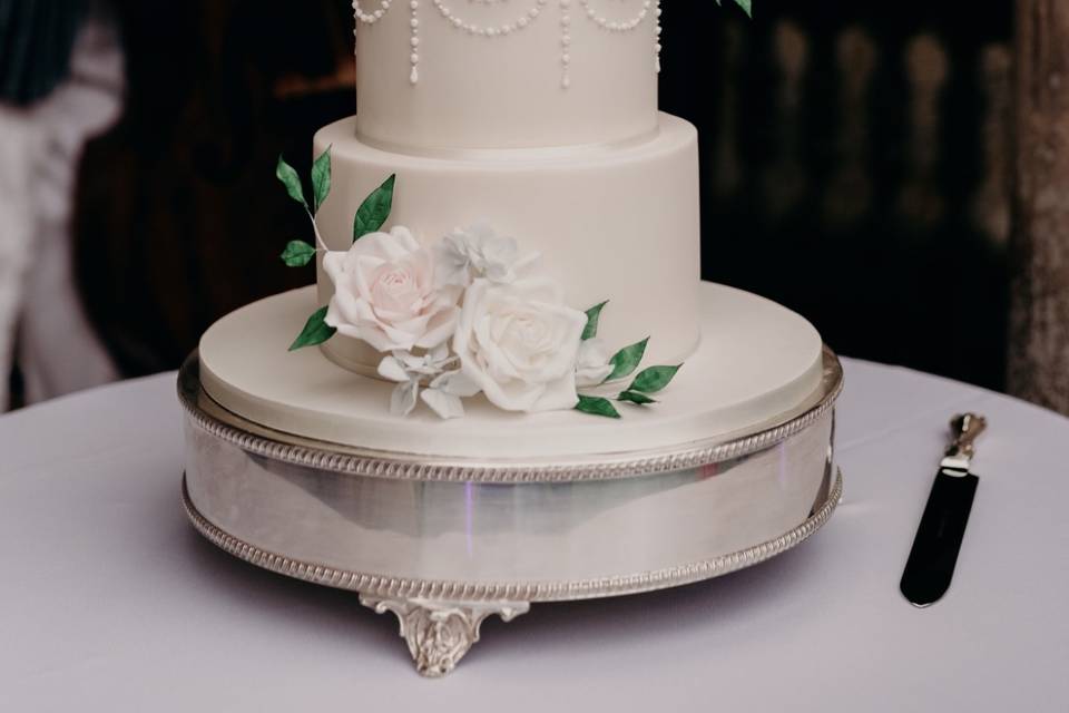 Elegant summer wedding cake