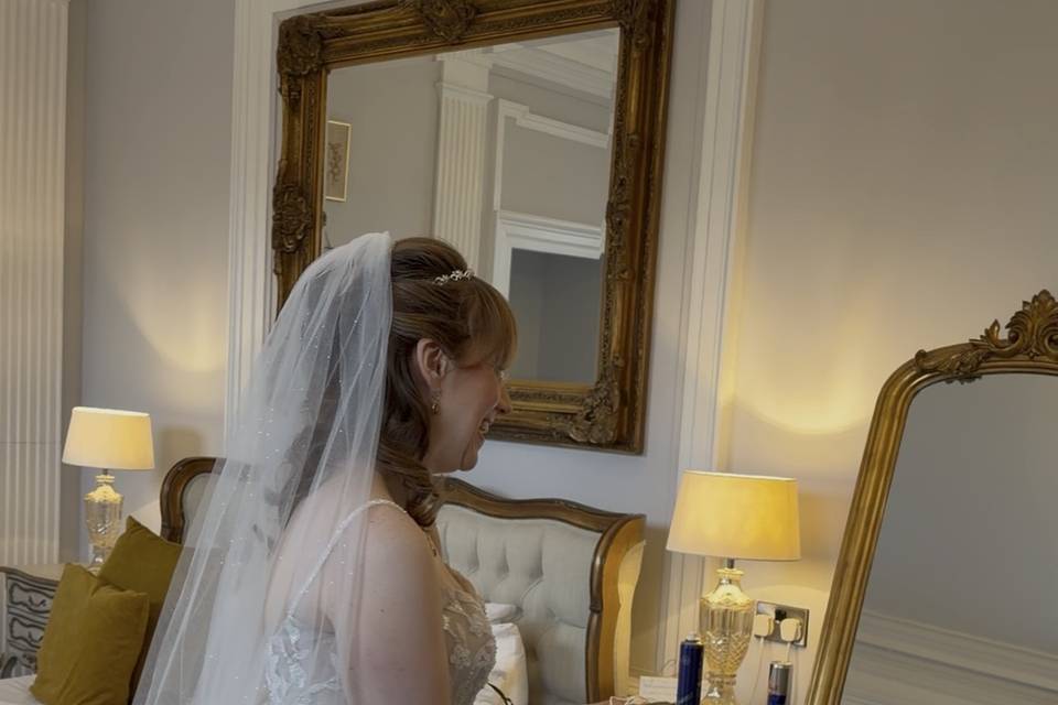 A quiet moment for the bride