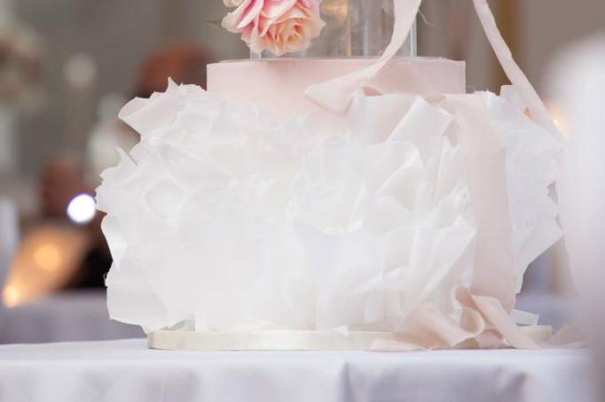 Waferpaper frills wedding cake