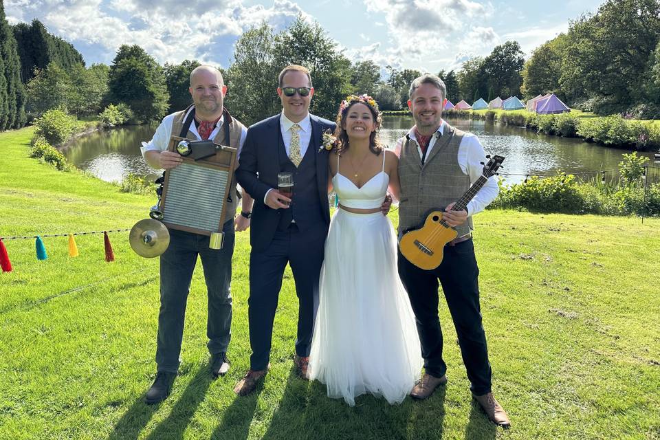 The happy couple with the Ukes