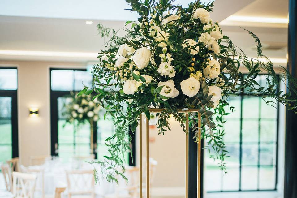 Green and white centrepiece