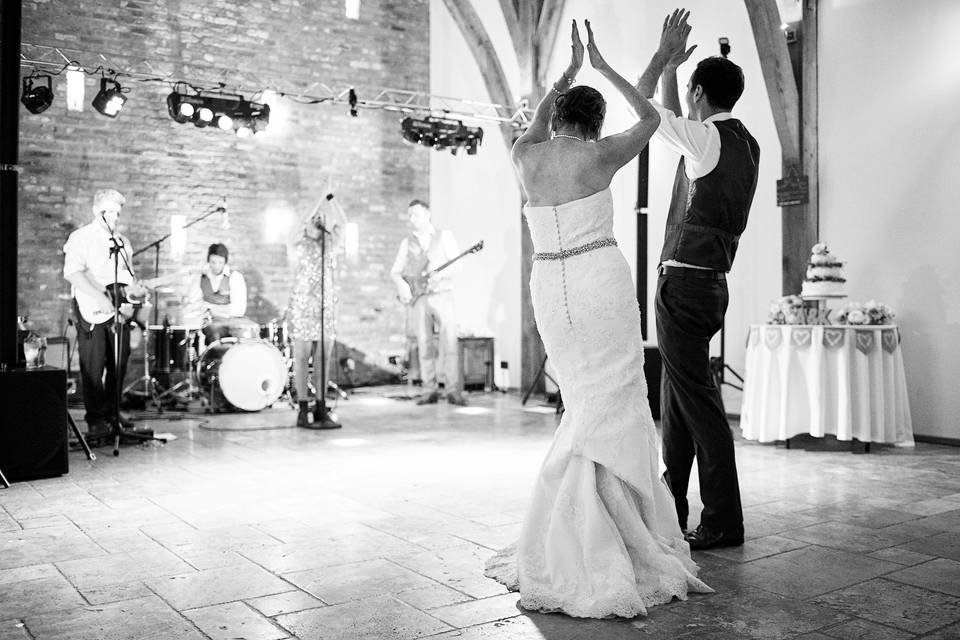 Newlyweds dancing to band