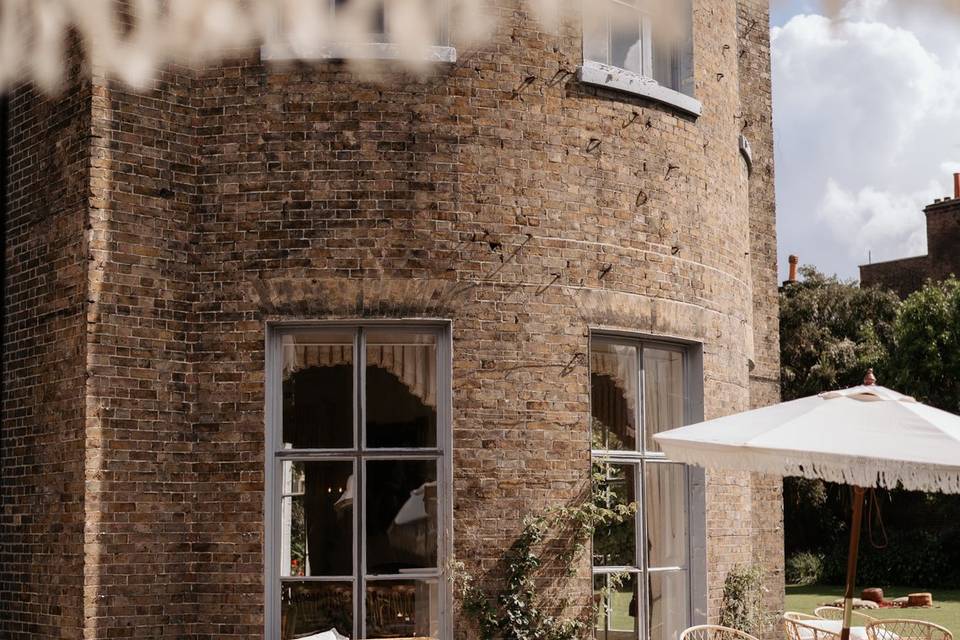 Chic outdoor drinks reception