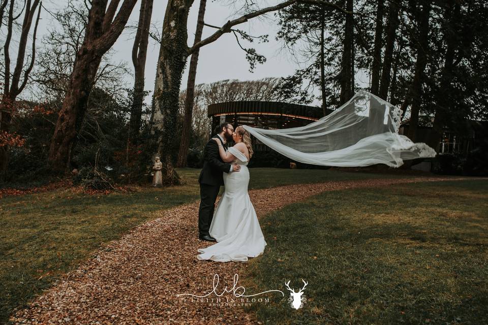 We love a veil shot here!