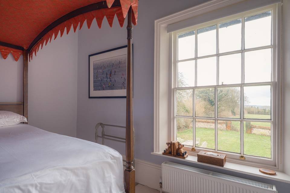 4 poster room