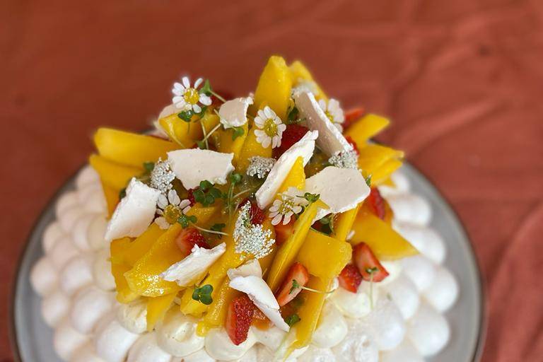 Pavlova, mascarpone, mango