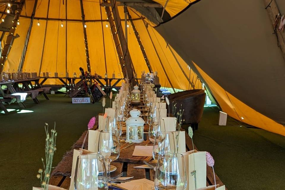 Bench table reception in tipi