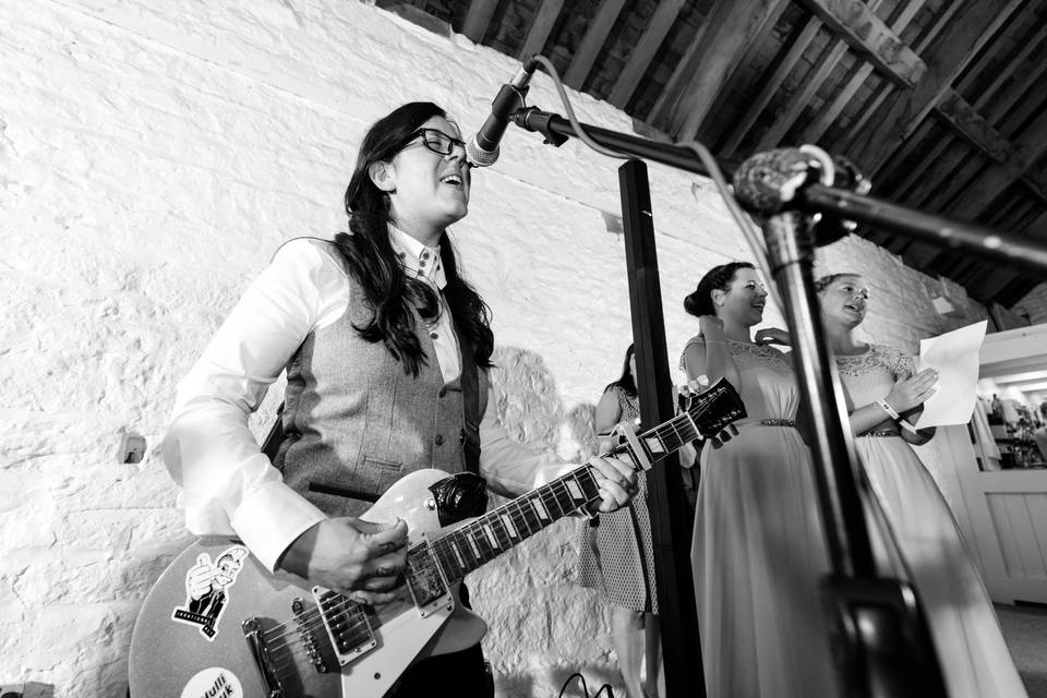 Bride sings at her own wedding