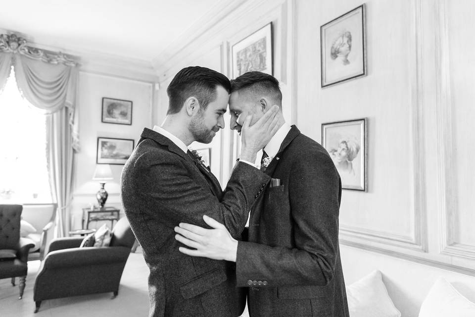 Grooms first look kiss