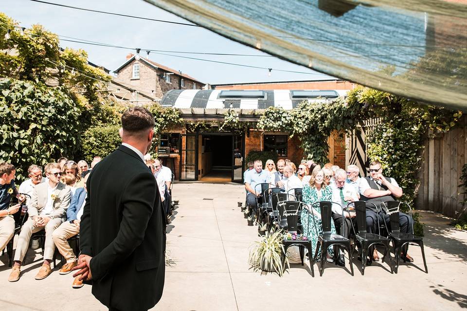 OUTDOOR WEDDING IN THE COURTYA