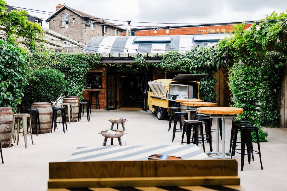 COURTYARD & TUK TUK