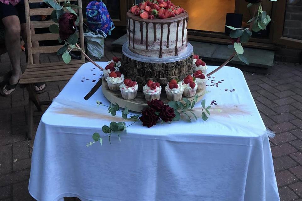 Cake hoop with burgundy