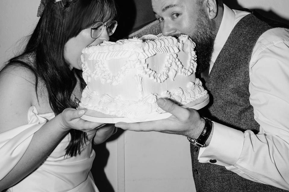 Single tier vintage heart