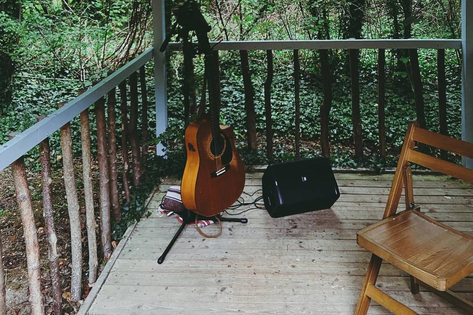 Outdoor ceremony singer