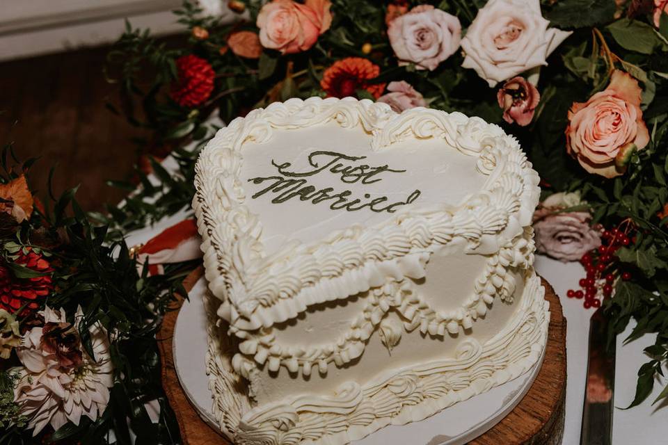 Single tier vintage heart