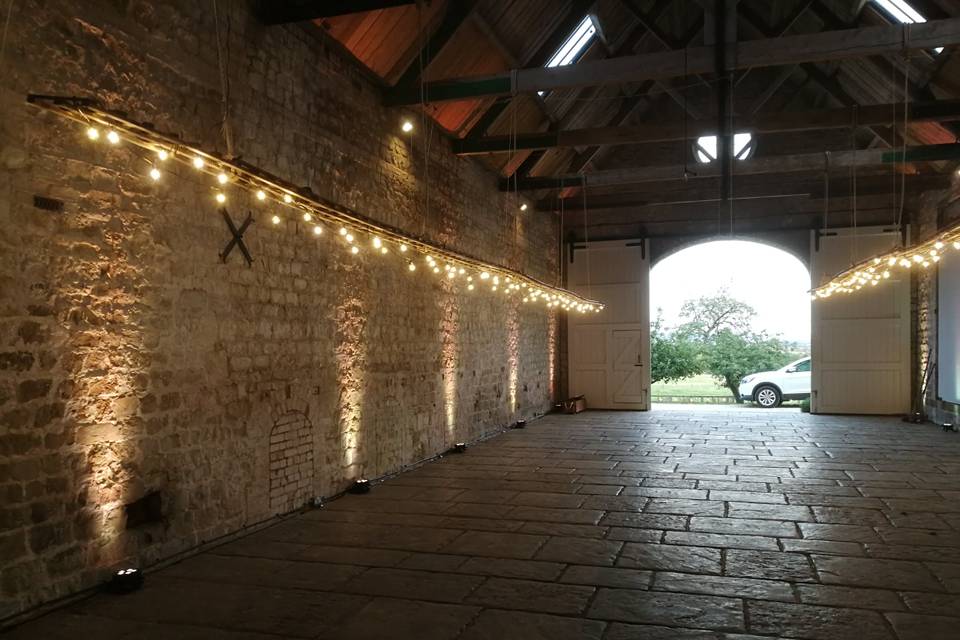 Festoon lighting with uplights