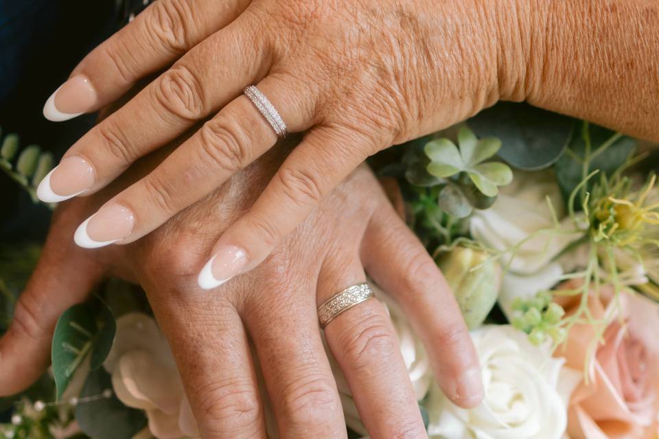 Wedding rings on the bouquet