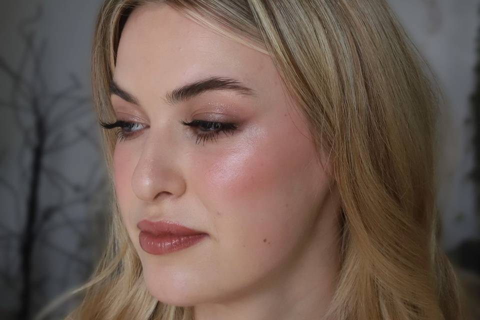 Glowy makeup