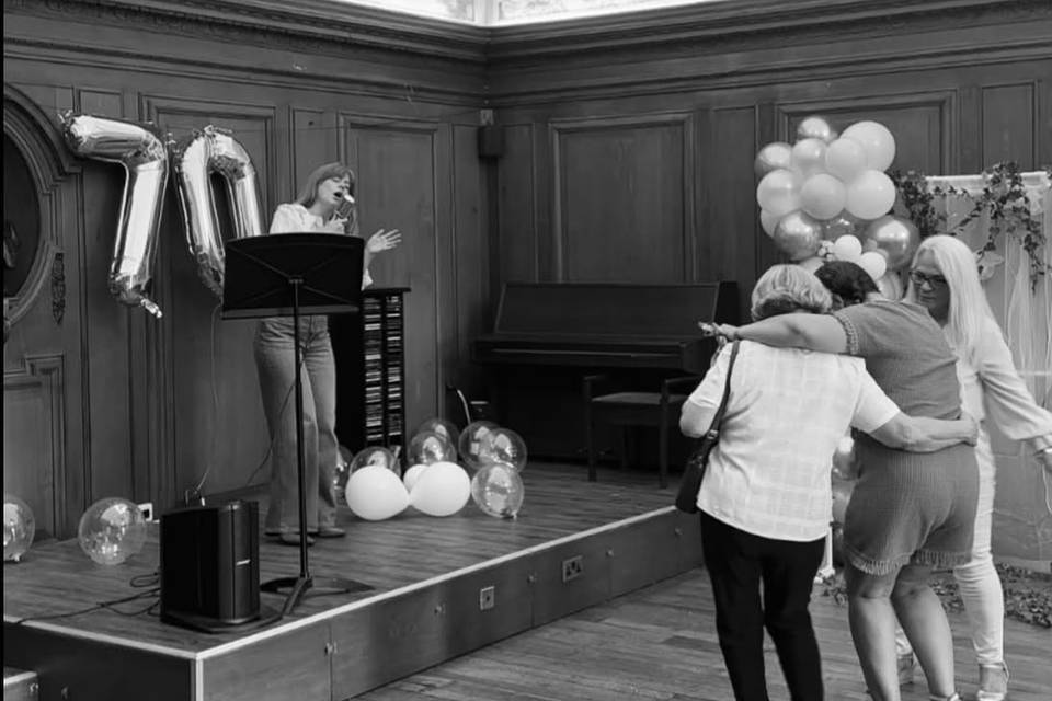 Alice Cox Sings