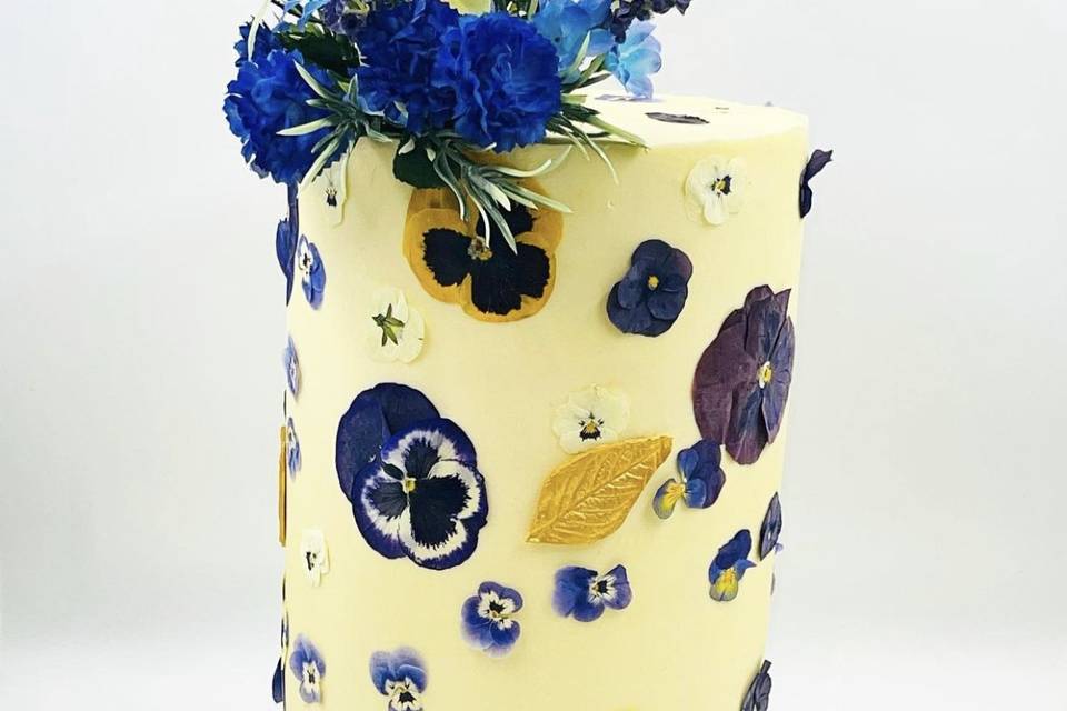 Edible flower wedding cake