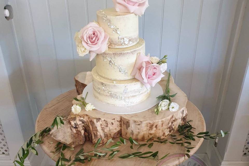 Semi naked buttercream finish