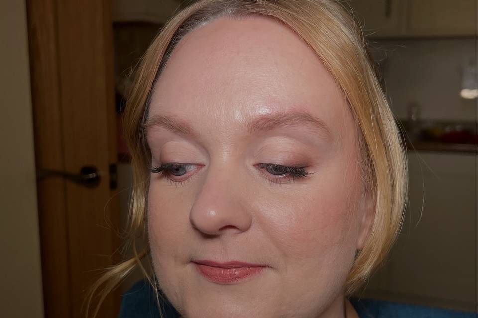 Glowy bridesmaid glam